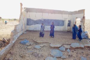 Ancienne salle de classe construite en 2006 à Échkar Tagaza, aujourd’hui détruite et jonchée de débris.